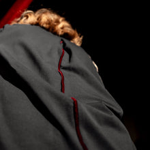 Load image into Gallery viewer, T krekls "Sarkanais samts" ar pagarināto aizmuguri